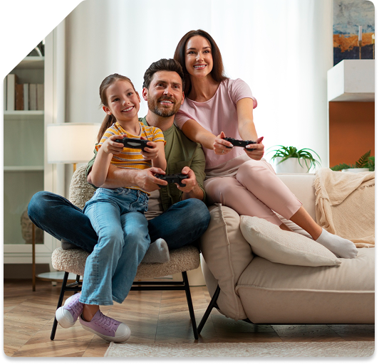 Familia usando tecnología